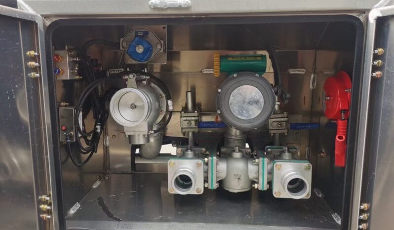 
2500L Aluminum Alloy Fuel Tank Truck Dongfeng Dolica full									