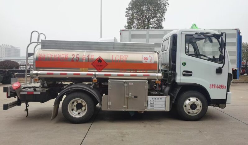 
2500L Aluminum Alloy Fuel Tank Truck Dongfeng Dolica full									