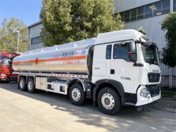 Топливозаправщик Sinotruk HOWO объемом 30000 л, вид спереди справа под углом 45 градусов
