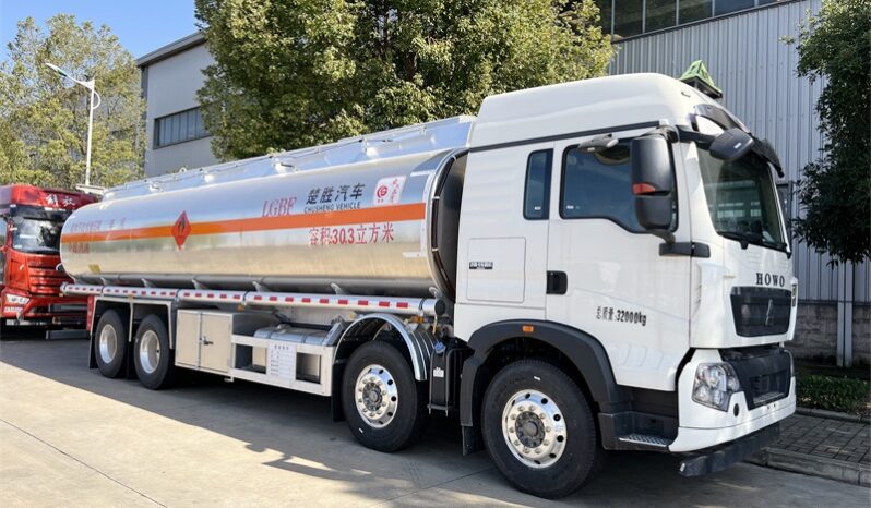 Camión de reabastecimiento de combustible Sinotruk HOWO de 30 000 litros. Vista frontal derecha de 45 grados.