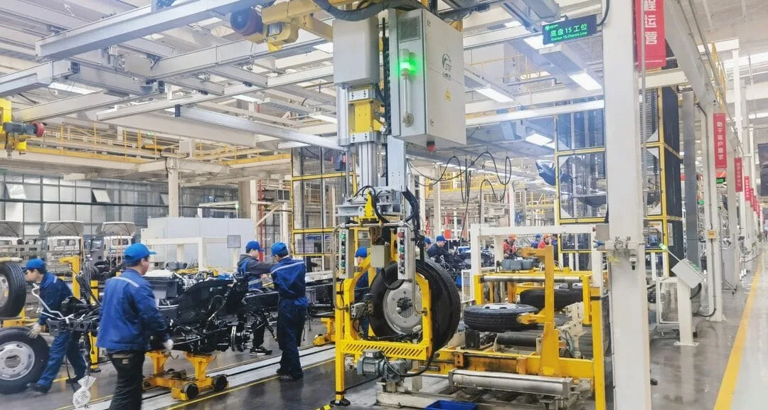 Los camiones cisterna de Cs visitan la fábrica de supercamiones de Foton Auto