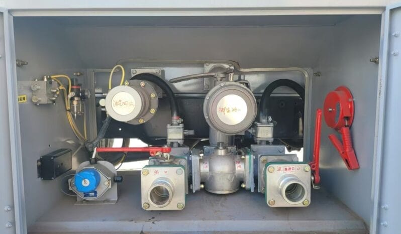 
2000L small fuel truck dongfeng full									