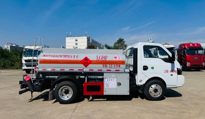 
2000L small fuel truck dongfeng full									